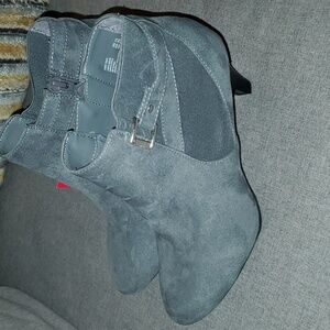 Dexflex Comfort Shoes Womens Size 8-1/2 8.5 Gray ' Suede '  Ankle Heeled…